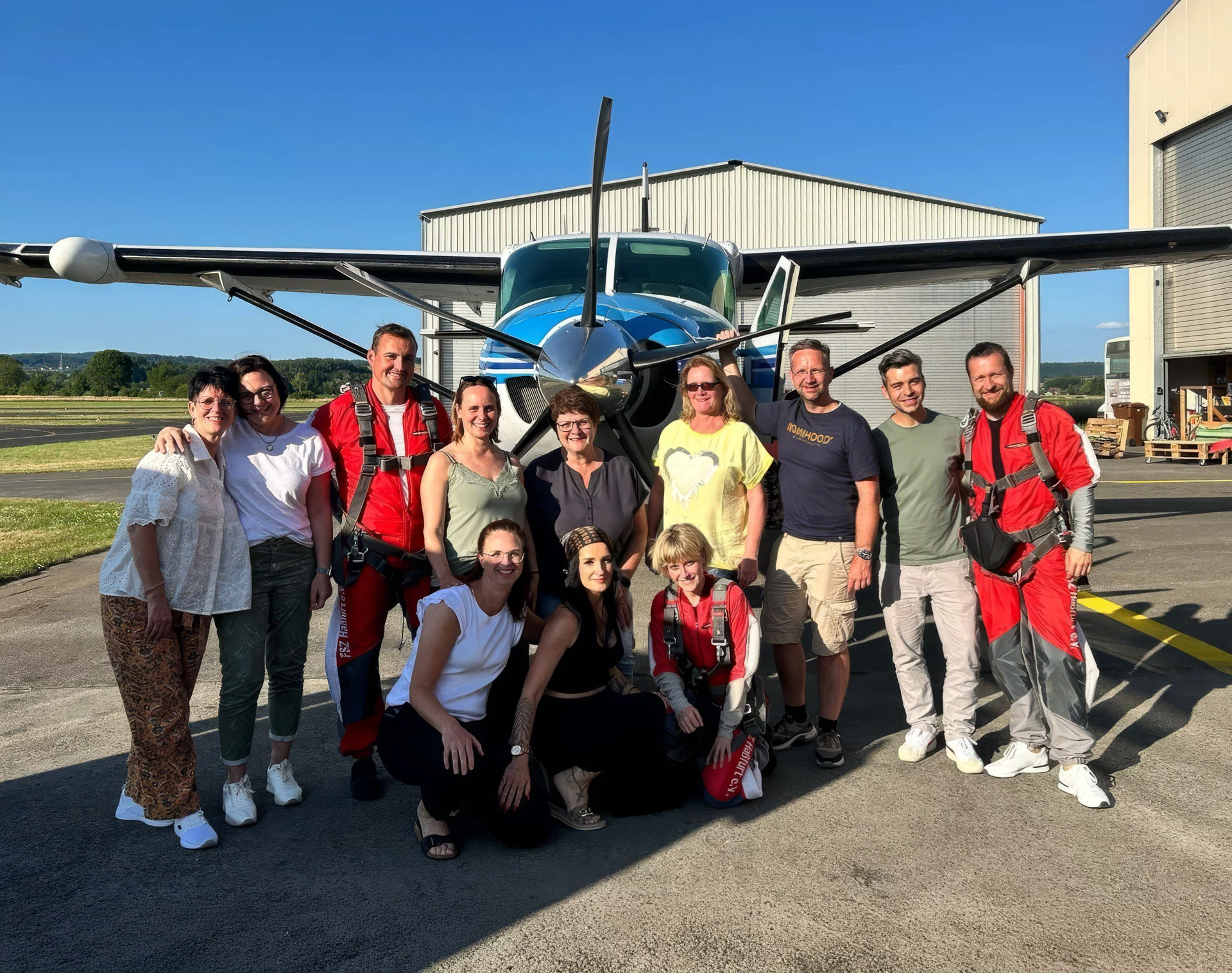 Unser NEUROmedical Team vor einem Flugzeug auf dem Verkehrsflughafen Hassfurt